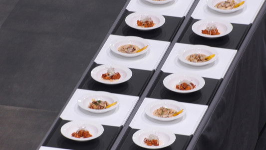 Image Guerra de cucharas blancas contra negras 7