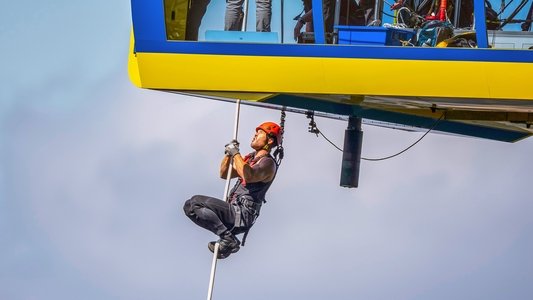 Image Limitless with Chris Hemsworth 4